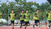 Para pemain Persikabo 1973 mendapatkan materi fisik dalam sesi latihan di Lapangan Luar Stadion Pakansari, Jumat pagi (23/09/2022). (Nandang Permana/Bola.com)