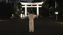 Pendeta kuil mengambil foto sebuah torii, atau gerbang kuil di Kuil Meiji Jingu Shinto untuk menandai peringatan 100 tahun berdirinya di Tokyo, Jumat (30/10/2020). Meiji Jingu, dibangun untuk memberi penghormatan kepada Kaisar Meiji dan Permaisuri Shoken pada tahun 1920 (AP Photo/Eugene Hoshiko)