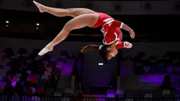 Para pesenam putri mulai bertanding pada babak kualifikasi untuk maju ke putaran final Kejuaraan Dunia Senam Artistik 2025. Tampak dalam foto, pesenam Indonesia, Alarice Mallica Prakoso berkompetisi di alat keseimbangan (balance beam) selama sesi kualifikasi wanita pada Kejuaraan Dunia Senam Artistik FIG ke-53 di Jakarta pada 21 Oktober 2025. (BAY ISMOYO/AFP)
