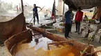 Orang-orang bekerja di pabrik jaggery di pinggiran Bareilly, India, Selasa (23/3/2021). Jaggery adalah gula tradisional yang tidak dimurnikan yang dikonsumsi di banyak bagian Asia, terbuat dari molase tebu dan nira kurma. (AP Photo/Rajesh Kumar Singh)