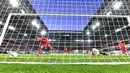 Pemain Inter Milan Nicolo Barella (kedua kiri) mencetak gol ke gawang Bayer Leverkusen pada perempat final Liga Europa di Duesseldorf Arena,  Dusseldorf, Jerman, Senin (10/8/2020). Inter Milan melaju ke semifinal usai mengalahan Bayer Leverkusen 2-1. (AP Photo/Martin Meissner)