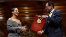 Penyanyi Rihanna (kiri) saat menerima penghargaan dari direktur Harvard Foundation, Allen Counter di Cambridge, AS, (28/2). Rihanna mendapat penghargaan Humanity of the Year Award 2017 dari Harvard University. (AP Photo/Steven Senne)