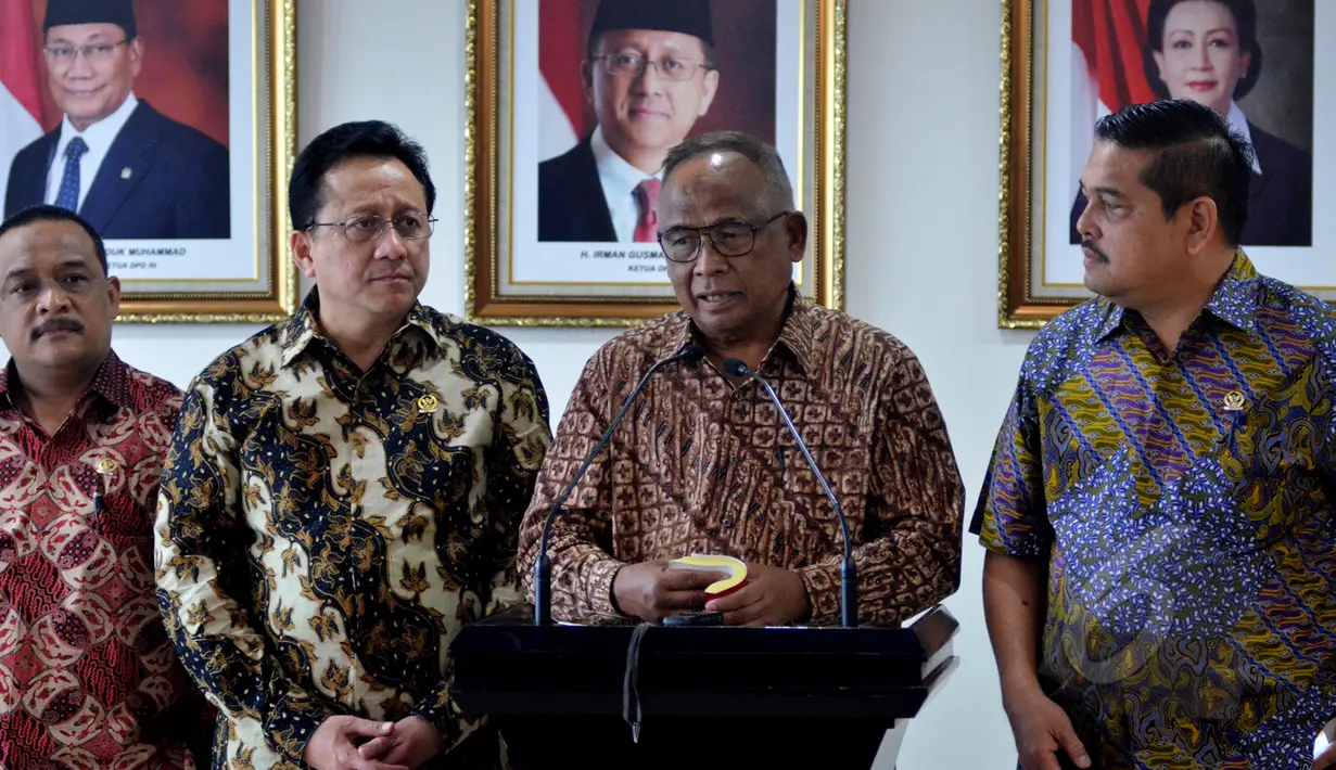 Plt Ketua KPK Taufiquerachman Ruki (kedua kanan) melakukan konferensi pers bersama Ketua DPD RI Irman Gusman (kedua kiri) seusai menggelar pertemuan tertutup di Komplek Parlemen Senayan, Jakarta, Jumat (27/3/2015). (Liputan6.com/Andrian M Tunay)