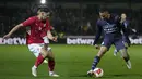 Bek tim divisi 4 Swindon Town, Rob Hunt berebut bola dengan penyerang Manchester City Gabriel Jesus dalam duel putaran ketiga Piala FA 2021/22 di County Ground, Sabtu (8/1/2022) dini hari WIB. Manchester City menang telak 4-1 saat menghadapi Swindon Town. (AP Photo/Kirsty Wigglesworth)