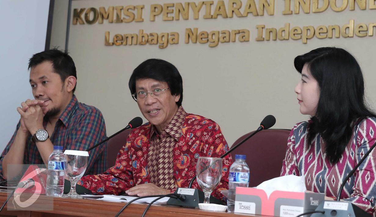 Dewan Juri Anugerah KPI, Ka Seto (tengah) memberikan keterangan penyelenggaraan Anugerah KPI 2015 di Jakarta, Jumat (27/11). Gelaran tahunan yang dihelat oleh KPI ini akan diselengarakan pada 2 Desember 2015. (Liputan6.com/Angga Yuniar)