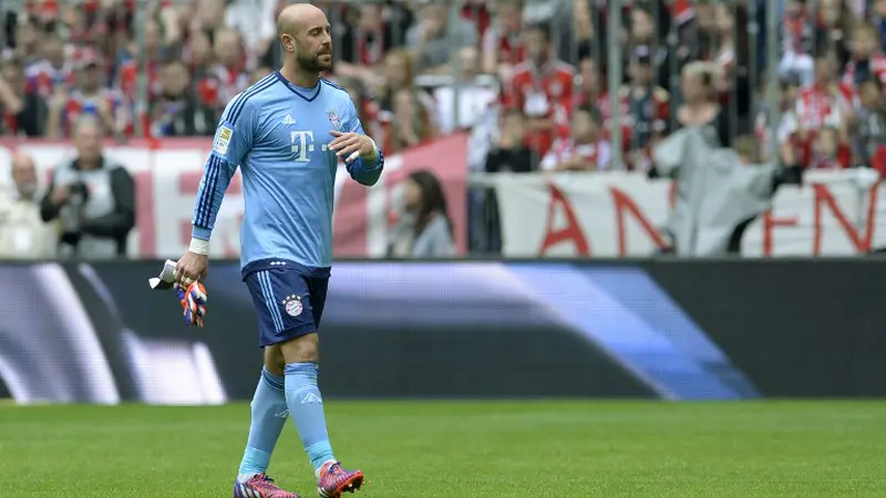 Bayern Munich's Spanish goalkeeper Jose Manuel Reina