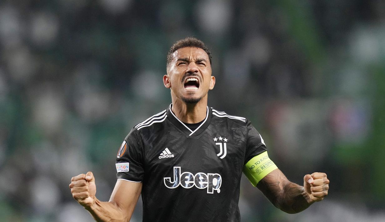 Pemain Juventus, Danilo, merayakan kemenangan atas Sporting CP pada laga leg kedua perempat final Liga Europa di Stadion the Alvalade, Jumat (21/4/2023). (AP Photo/Armando Franca)