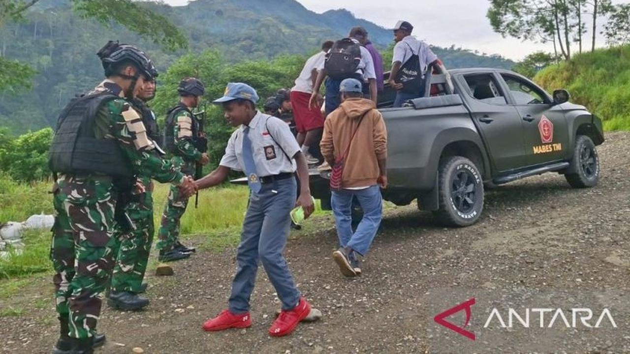 Prajurit Yonif 511/DY Luncurkan Program "TNI Antar Pelajar Tolikara", Atasi Akses Sulit di Papua Pegunungan