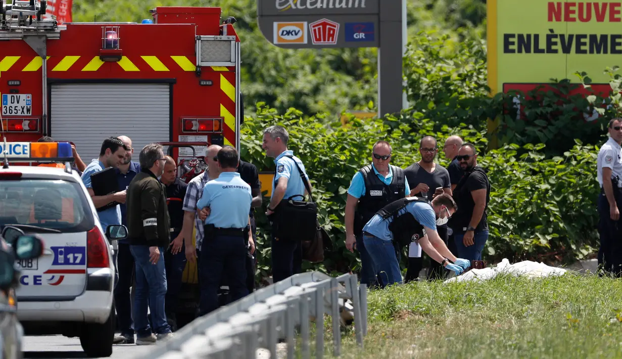 Petugas kepolisian di Gonesse, utara Paris melakukan olah TKP dimana seorang gangster terkenal Prancis, Redoine Faid meninggalkan helikopternya setelah kabur dari penjara di Reau, Minggu (1/7). (AFP/GEOFFROY VAN DER HASSELT)