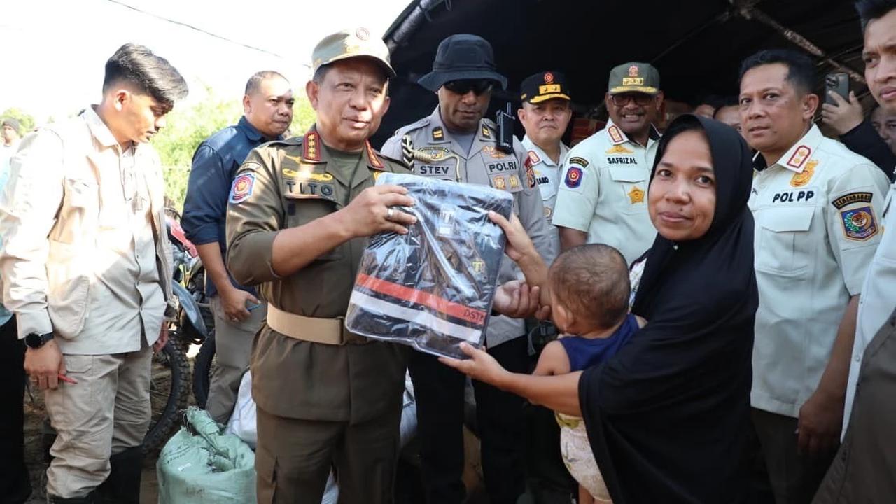 Mendagri Tito Karnavian meninjau sejumlah titik bencana banjir bandang dan longsor di Kabupaten Pidie dan Pidie Jaya, Aceh