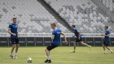 Para pemain Islandia mengontrol bola saat latihan di SUGBK, Jakarta, Sabtu (13/1/2018). Islandia menggelar latihan resmi jelang laga persahabatan melawan Indonesia. (Bola.com/Vitalis Yogi Trisna)