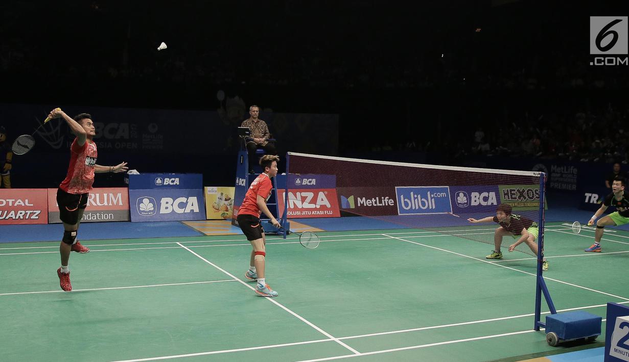 Ganda Campuran Indonesia, Tontowi Ahmad/Liliyana Natsir melakukan smash ke pasangan Zheng Siwei/Chen Qingchen asal China dalam final BCA Indonesia Open 2017 di Jakarta, Minggu (18/6). Tontowi/Liliyana menang 22-20 21-15. (Liputan6.com/Faizal Fanani)
