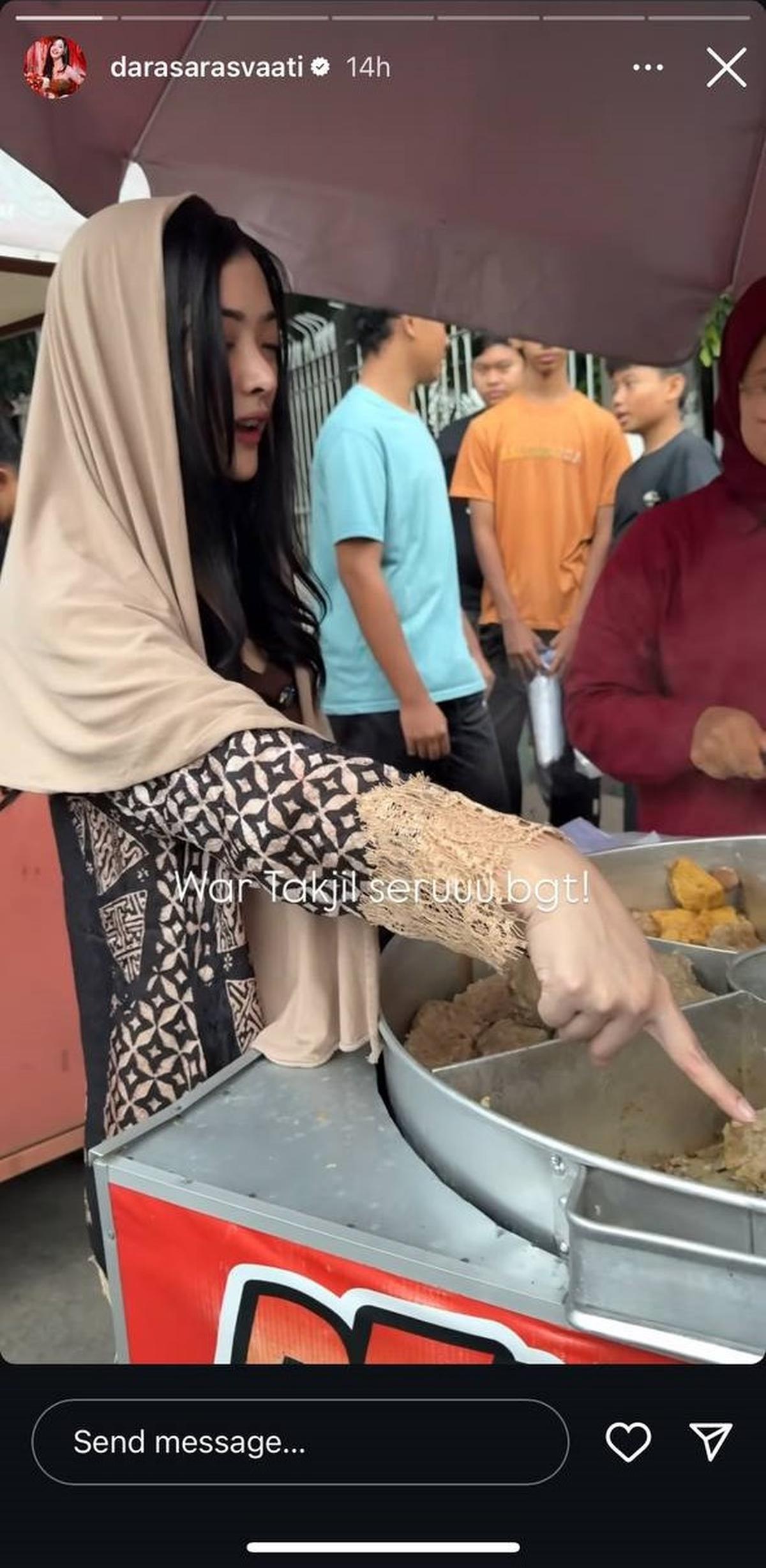 Potret Dara Sarasvati Berburu Takjil, Tiba-tiba Dipantunin Kang Parkir Berujung Beri Uang Rp100 Ribu