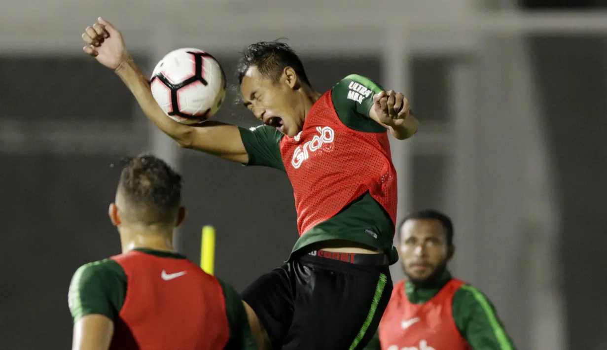 Pemain Timnas Indonesia, Hansamu Yama, menyundul bola saat latihan di Stadion Madya, Jakarta, Senin (21/3). Latihan ini persiapan jelang laga persahabatan melawan Myanmar. (Bola.com/M. Iqbal Ichsan)