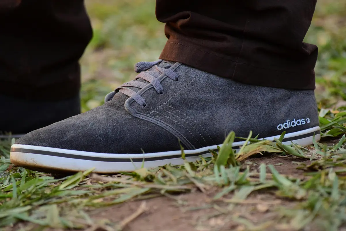 5 Tips dan Cara Merawat Sepatu Suede Agar Tetap Awet dan Menawan