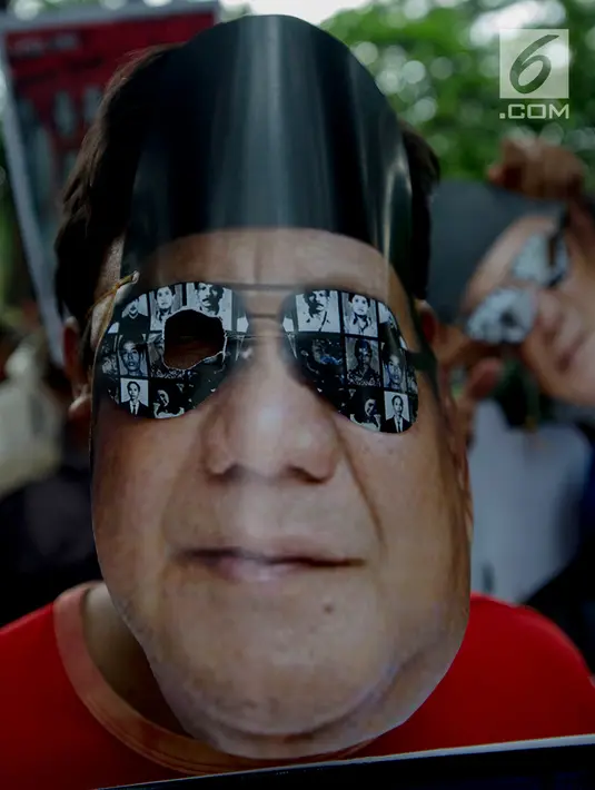 Massa mengenakan topeng bergambar Prabowo Subianto saat menggelar aksi di kantor Komnas HAM, Jakarta, Rabu (12/12). Mereka meminta Komnas HAM memanggil Prabowo Subianto terkait pelanggaran HAM  atas penculikan aktivis pada 1998. (Merdeka.com/Imam Buhori)