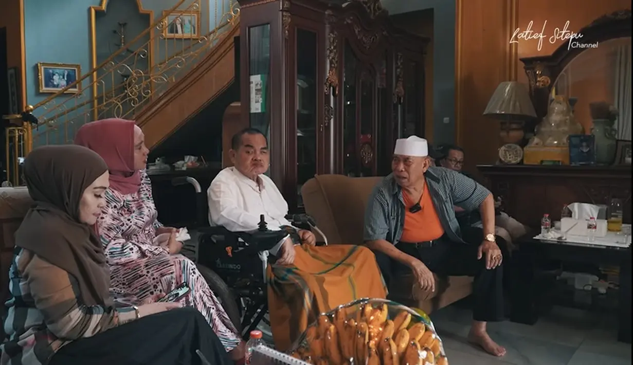 Sekedar informasi, pemilik nama asli Nasrullah kelahiran Jakarta 60 tahun silam itu populer berkat perannya sitkom Bajaj Bajuri (2002-2007). Dalam sinetron tersebut, ia terlibat bersama Nani Wijaya dan Rieke Dyan Pitaloka. Namanya sangat populer saat itu. [Youtube/Latief Sitepu Channel]