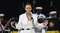 Rihanna Fenty berbicara setelah dinobatkan sebagai Pahlawan Nasional ke-11 Barbados selama upacara Kehormatan Nasional dan Parade Hari Kemerdekaan di Golden Square Freedom Park di Bridgetown, Barbados, pada 30 November 2021. (RANDY BROOKS / AFP)