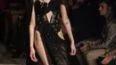 Model mengenakan busana desainer Julien Macdonald selama London Fashion Week, Inggris (18/9). Julien Macdonald menampilkan gaun-gaun seksi koleksi Spring/Summer 2018. (Photo by Vianney Le Caer/Invision/AP)