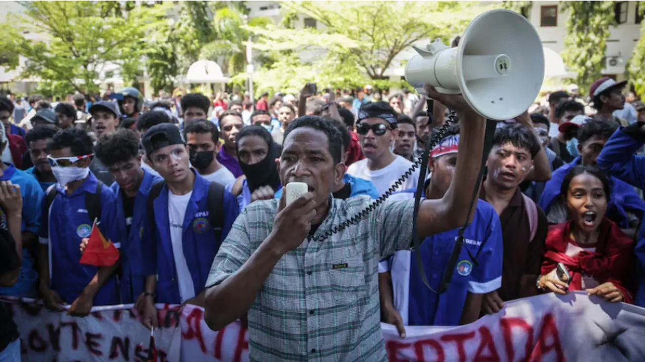 Mahasiswa di Timor Leste pada Senin (15/9/2025) menuntut anggota parlemen membatalkan rencana pembelian mobil baru bagi anggota parlemen. (Dok. AFP/Valentina Dariell De Sousa)