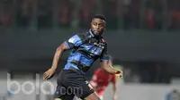 Pemain Madura United, Boubacar Sanogo saat berlaga melawan Persija Jakarta pada Liga 1 2017 di Stadion Patriot, Bekasi (4/5/2017). Madura United menang 1-0. (Bola.com/Nicklas Hanoatubun)