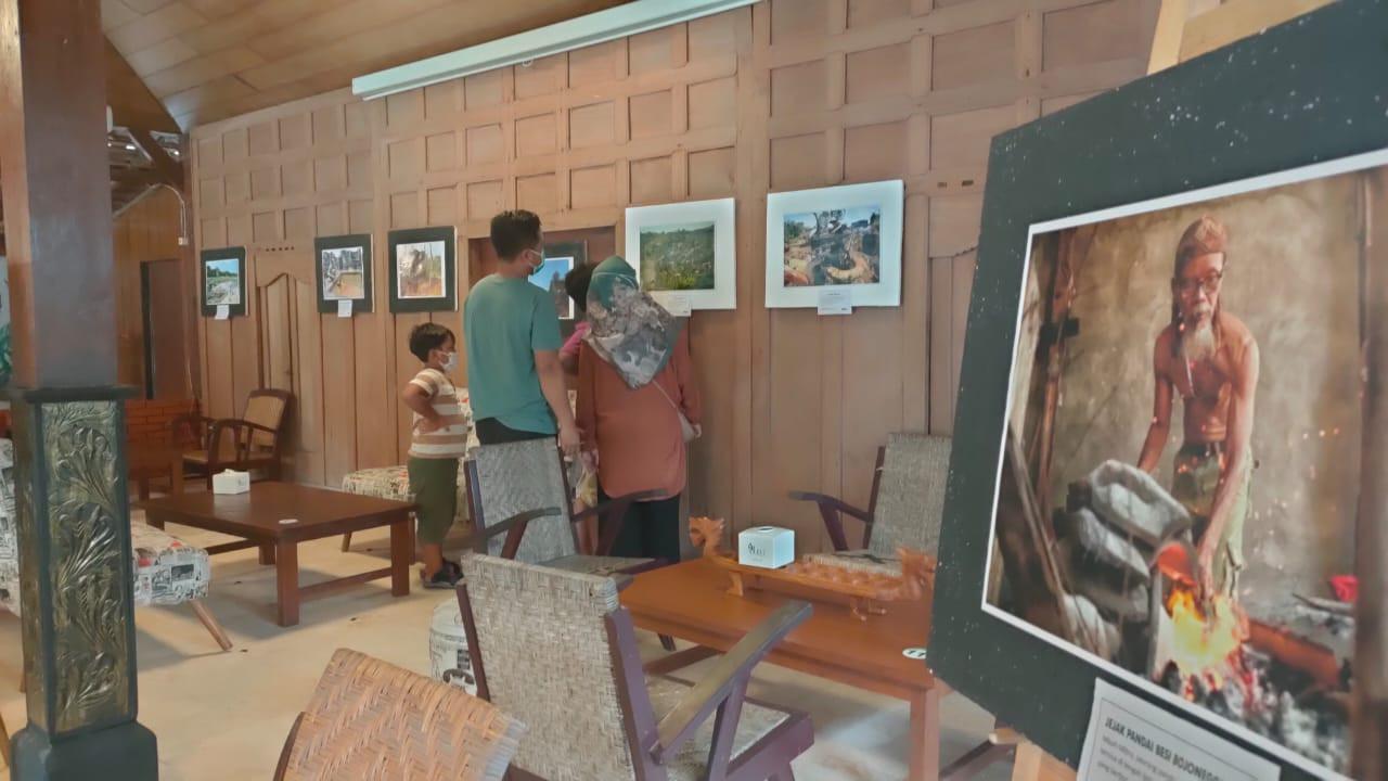 Sejumlah jurnalis foto yang tergabung dalam komunitas Jurnalis Foto Nusantara (JFN) di Bojonegoro, menggelar pameran karya foto jurnalistik 2021.