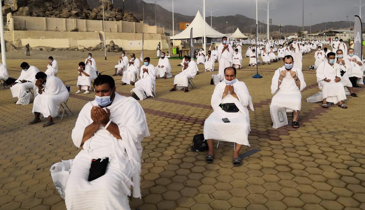 Para jemaah berdoa saat melaksanakan rangkaian ibadah haji di Padang Arafah, dekat Makkah, Arab Saudi, Kamis (30/7/2020). Hanya sekitar 1.000 jemaah yang diizinkan untuk melakukan ibadah haji tahun ini karena pandemi virus corona COVID-19. (AP Photo)