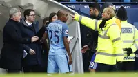 Pemain Manchester City, Fernandinho menerima satu kartu merah saat melawan Chelsea pada laga Premier League (Reuters / Jason Cairnduff) 