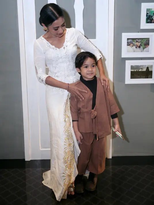 Dengan ditutupnya Bandara I Gusti Ngurah Rai, tidak hanya berimbas bagi para wisatawan. Penyanyi dan penari kelahiran 46 tahun silam itu juga merasakan imbasnya. Apalagi selama ini ia bolak-balik Jakarta Bali. (Nurwahyunan/Bintang.com)