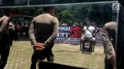 Aktivis dari Suara Pemuda Anti Korupsi (Speak) menggelar aksi solidaritas di Gedung KPK, Jakarta, Senin (11/2). Aksi itu bentuk dukungan terhadap kasus teror yang menimpa penyidik KPK agar terus memberantas korupsi di Indonesia. (Merdeka.com/Dwi Narwoko)
