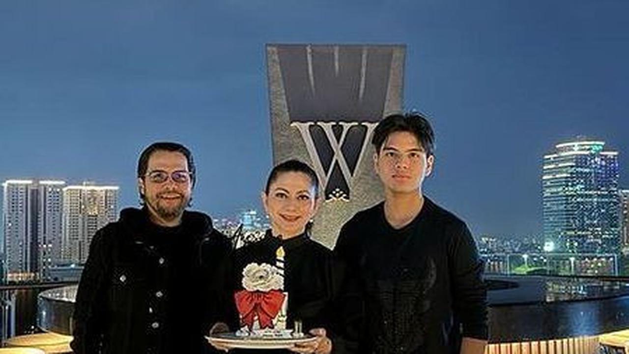 Sebagai keluarga, mereka juga selalu merayakan berbagai momen penting bersama. Bahkan mereka tampak menyelaraskan pakaian yang dikenakan.