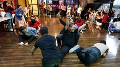 Suasana keceriaan karyawan KapanLagi Youniverse (KLY) saat mengikuti lomba pada perayaan HUT Kemerdekaan Republik Indonesia ke-78 di Kantor KLY Jakarta, Gondangdia, Jumat (18/8/2023). (Bola.com/M Iqbal Ichsan)