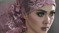 Luncurkan single I Love Allah, Syahrini memilih menutup kepalanya ala gypsy dengan balutan glamor khas Princess. Seperti apa?