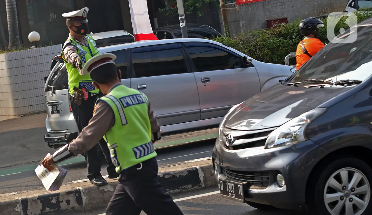 Polisi menghentikan kendaraan di kawasan Fatmawati, Jakarta, Senin (10/8/2020). Ditlantas Polda Metro Jaya kembali menerapkan sanksi tilang terhadap kendaraan roda empat yang melanggar peraturan ganjil genap di masa Pembatasan Sosial Berskala Besar (PSBB) transisi. (Liputan6.com/Herman Zakharia)