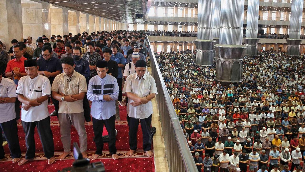 FOTO: Ribuan Jemaah Padati Salat Jumat Pertama Ramadan 1446 Hijriah di Masjid Istiqlal