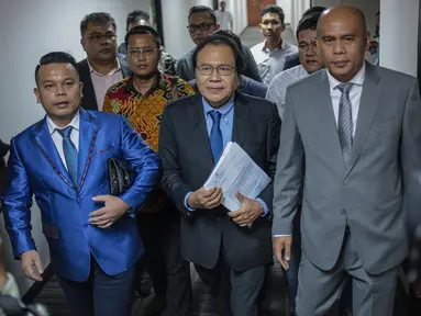 Ekonom senior, Rizal Ramli memenuhi panggilan penyidik Ditipidsiber Bareskrim Polri, Jakarta, Senin (26/11). Rizal diperiksa sebagai pelapor atas dugaan pencemaran nama baik dengan terlapor Ketum Partai Nasdem Surya Paloh. (Liputan6.com/Faizal Fanani)