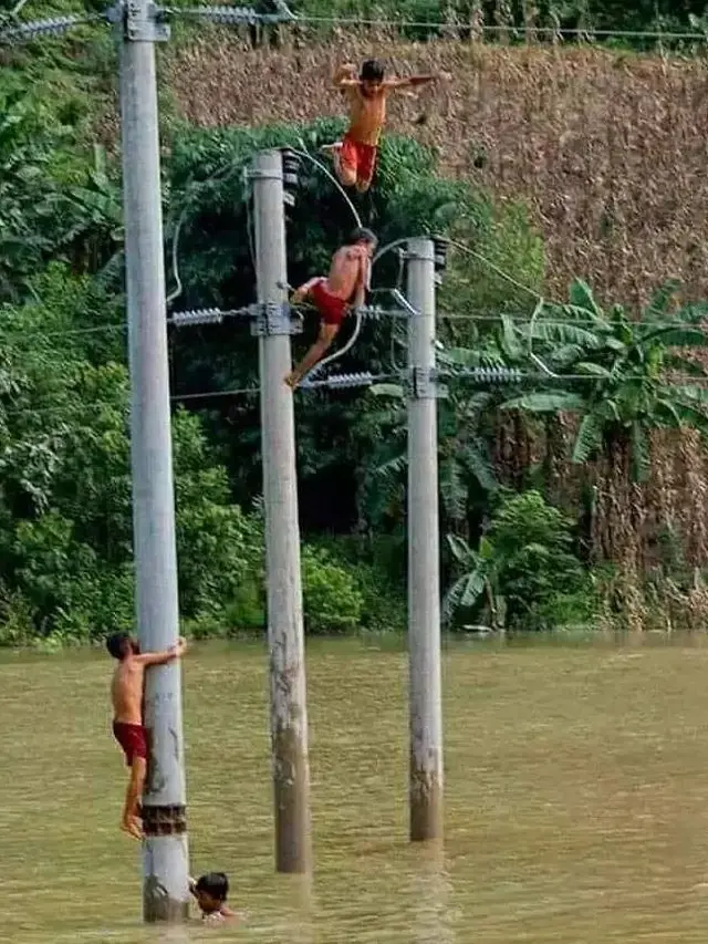 7 Potret Tiang Listrik di Lokasi yang Tidak Semestinya Ini Bikin Geleng Kepala