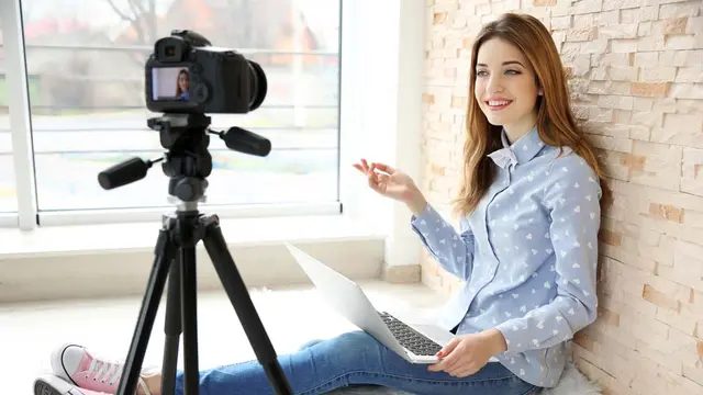 [Bintang] Kata Astrologer: 3 Zodiak Ini Cocok Jadi Vlogger, Yuk Kepoin!