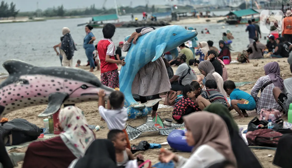 Wisatawan memadati Pantai Ancol saat mengisi libur Natal, Jakarta, Minggu (25/12/2022). Kepala Komunikasi PT Pembangunan Jaya Ancol Ariyadi Eko Nugroho mengungkapkan per hari ini jumlah wisatawan di Taman Impian Jaya Ancol tembus 40.000, angka tersebut meningkat dua kali lipat dibanding libur hari biasa maupun Natal tahun 2021. (merdeka.com/Iqbal S. Nugroho)