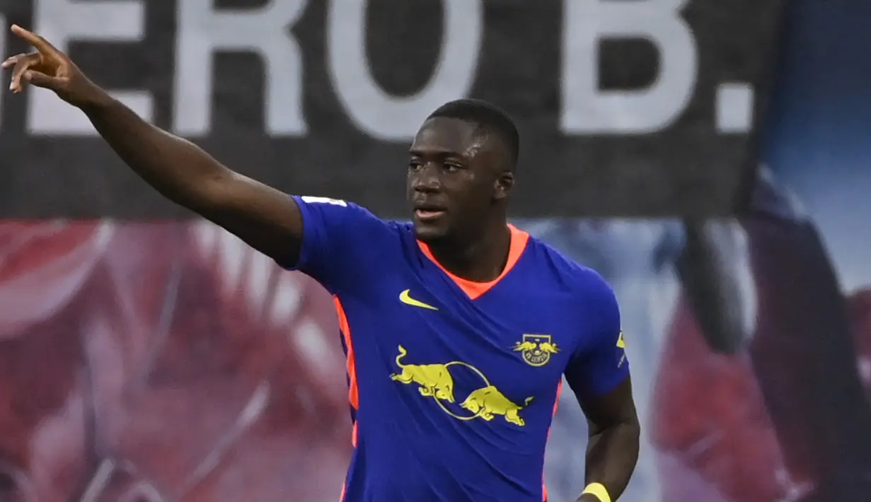 Ibrahima Konate. Bek tengah Liverpool ini didatangkan dari RB Leipzig pada 28 Mei 2021 lalu dengan nilai transfer sebesar 40 juta euro. Ia diikat selama 5 tahun hingga Juni 2026. (Foto: AFP/John MacDougall)