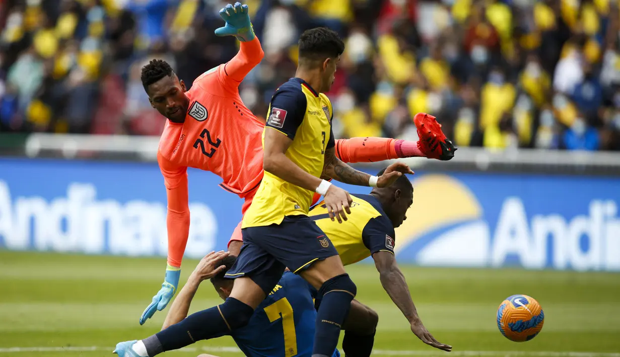 Pada menit ke-15 Ekuador harus kehilangan kiper Alexander Dominguez usai dikartu merah wasit Wilmar Roldan akibat pelanggaran keras terhadap Matheus Cunha di luar kotak penalti. (AFP/Pool/Santiago Arcos)