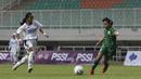 Gelandang Persib Bandung Putri, Pani Oktaviano, berebut bola dengan gelandang PSS Sleman Putri, Dhia Putri, pada laga Liga 1 Putri di Stadion Pakansari, Bogor, Sabtu (26/10). Persib Bandung Putri menang 3-0 atas PSS Sleman Putri. (Bola.com/Yoppy Renato)