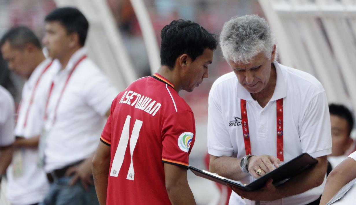 Pelatih Persija Jakarta, Ivan Kolev, memberikan arahan kepada Novri Setiawan saat melawan Becamex Binh Duong pada laga Piala AFC di SUGBK, Jakarta, Selasa (26/2). Kedua klub bermain imbang 0-0. (Bola.com/M. Iqbal Ichsan)