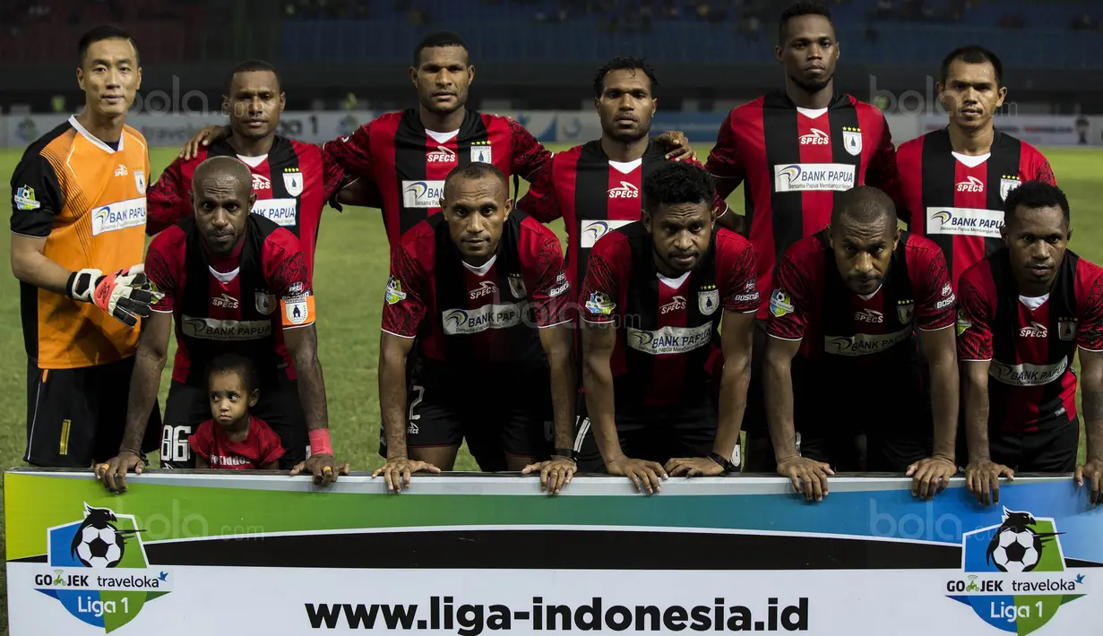 Kapten Persipura, Boaz Solossa, mengajak sang putri foto bersama tim sebelum melawan Bhayangkara FC pada laga Liga 1 Indonesia di Stadion Patriot, Bekasi, Sabtu (9/9/2017). Bhayangkara FC menang 2-1 atas Persipura. (Bola.com/Vitalis Yogi Trisna)