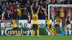 Para pemain Arsenal merayakan gol  Laurent Koscielny (3kanan) saat melawan Burnley pada lanjutan Premier League pekan ke-7 di Stadion Turf Moor, (2/10/2016). (Reuters/Anthony Devlin)