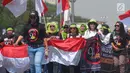 Masyarakat berjalan kaki saat akan menghadiri Rembuk Nasional Aktivis 98 di Gedung JIExpo, Kemayoran, Jakarta, Sabtu (7/7). Rembuk dihadiri kurang lebih 50 ribu peserta dan perwakilan aktivis 98 dari 29 provinsi. (Merdeka.com/Imam Buhori)