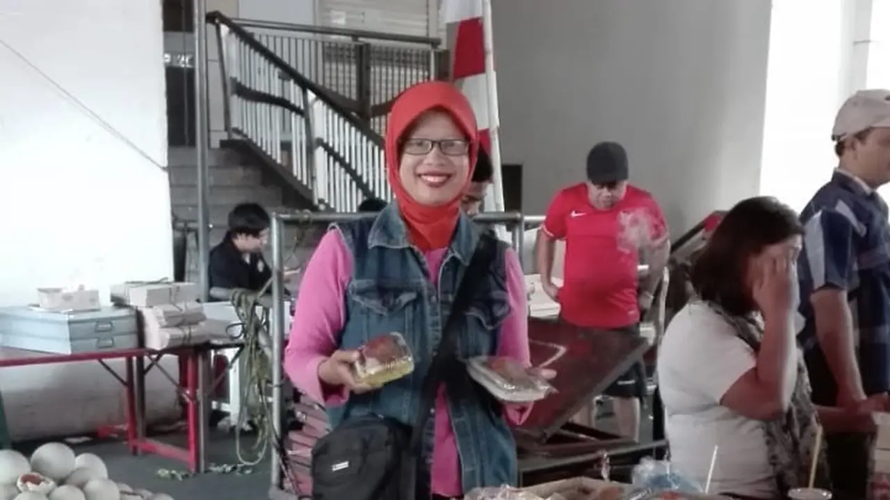 Sosok Penjual Nasi Kuning di Tengah Hamparan Kue di Pasar Kue Subuh Melawai