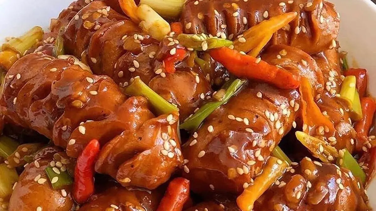 Sepiring sosis saus pedas yang menggoda