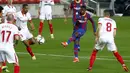 Penyerang Barcelona, Ousmane Dembele melakukan tembakan ke gawang Sevilla pada pertandingan leg kedua babak semifinal Copa del Rey di stadion Camp Nou, Spanyol, Kamis (4/3/2021).  Laga ini diwarnai dua kartu merah yang didapat pemain Sevilla, yakni Fernando dan Luuk de Jong. (AP Photo/Joan Monfort)
