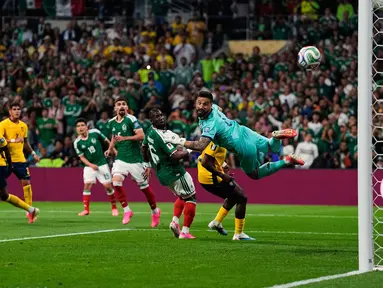 Kiper Ekuador Hernan Galindez, mengamati tendangan Gilberto Mora dari Meksiko yang meleset ke gawang selama pertandingan sepak bola babak 32 besar Piala Dunia di Mexico City, Selasa, (30/06/2026).  (AP Photo/Dolores Ochoa)